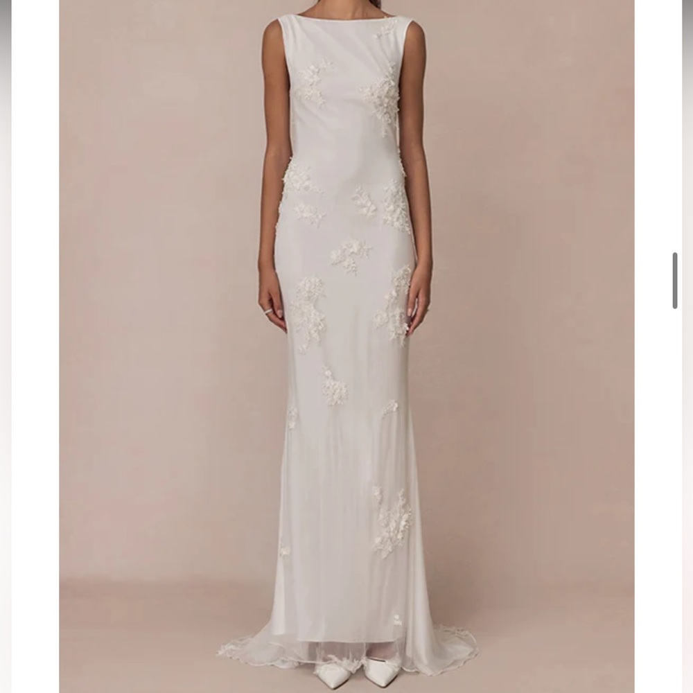 Chic Strapless Ivory Dress with Floral Accents
